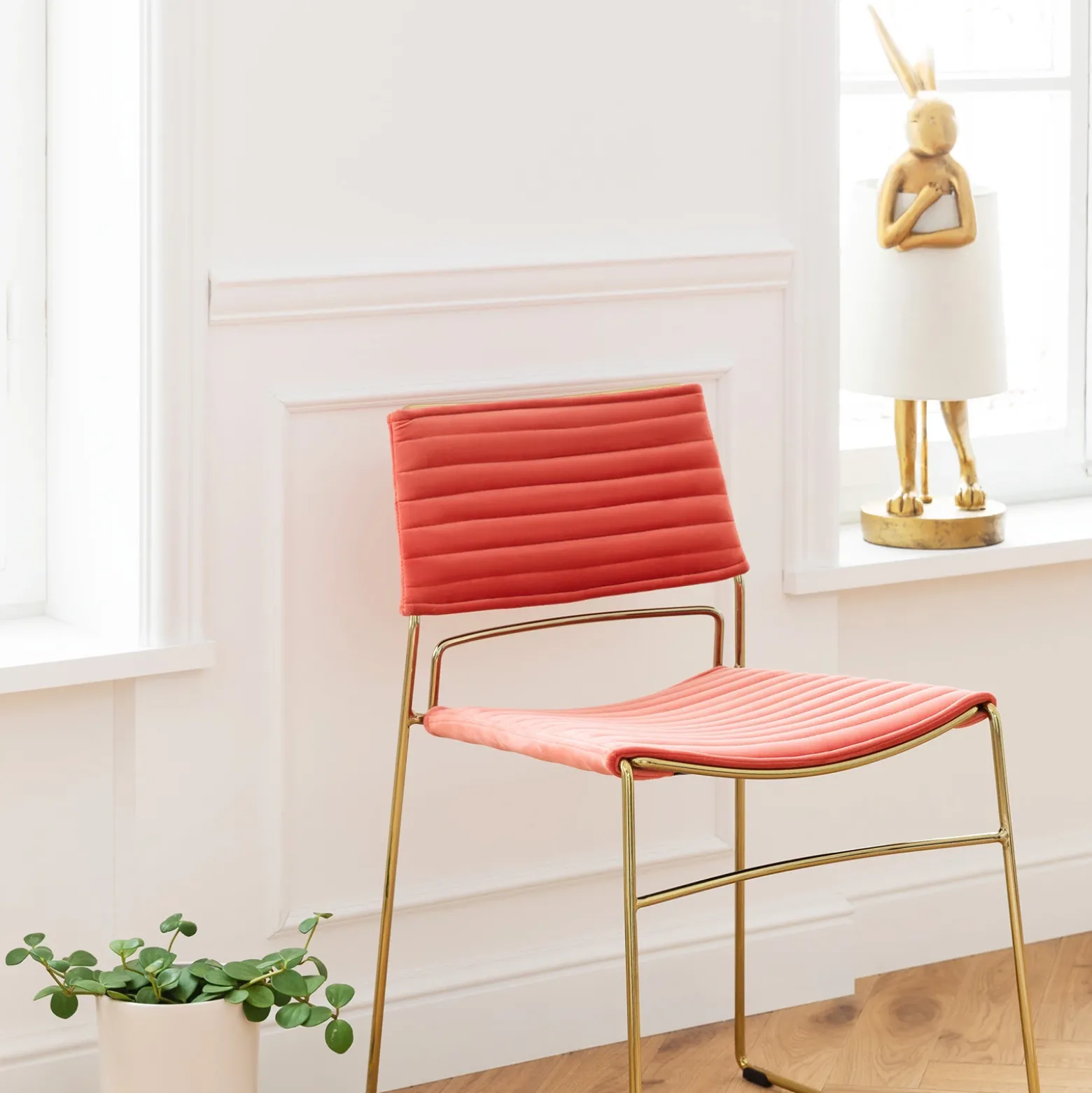 Lámpara de mesa KARE Animal Rabbit, dorada/blanca, 68 cm, E14