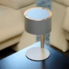Lámpara de mesa Knulle de metal, gris