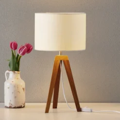 Lámpara de mesa Kullen en diseño sencillo