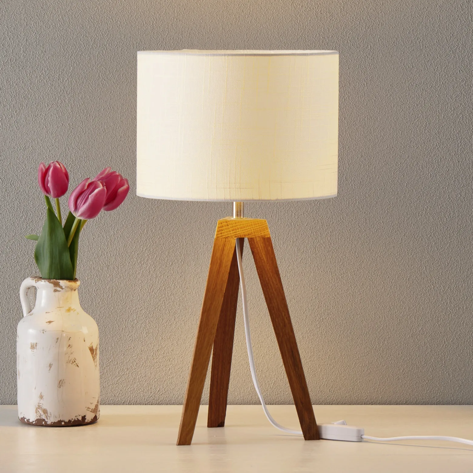 Lámpara de mesa Kullen en diseño sencillo