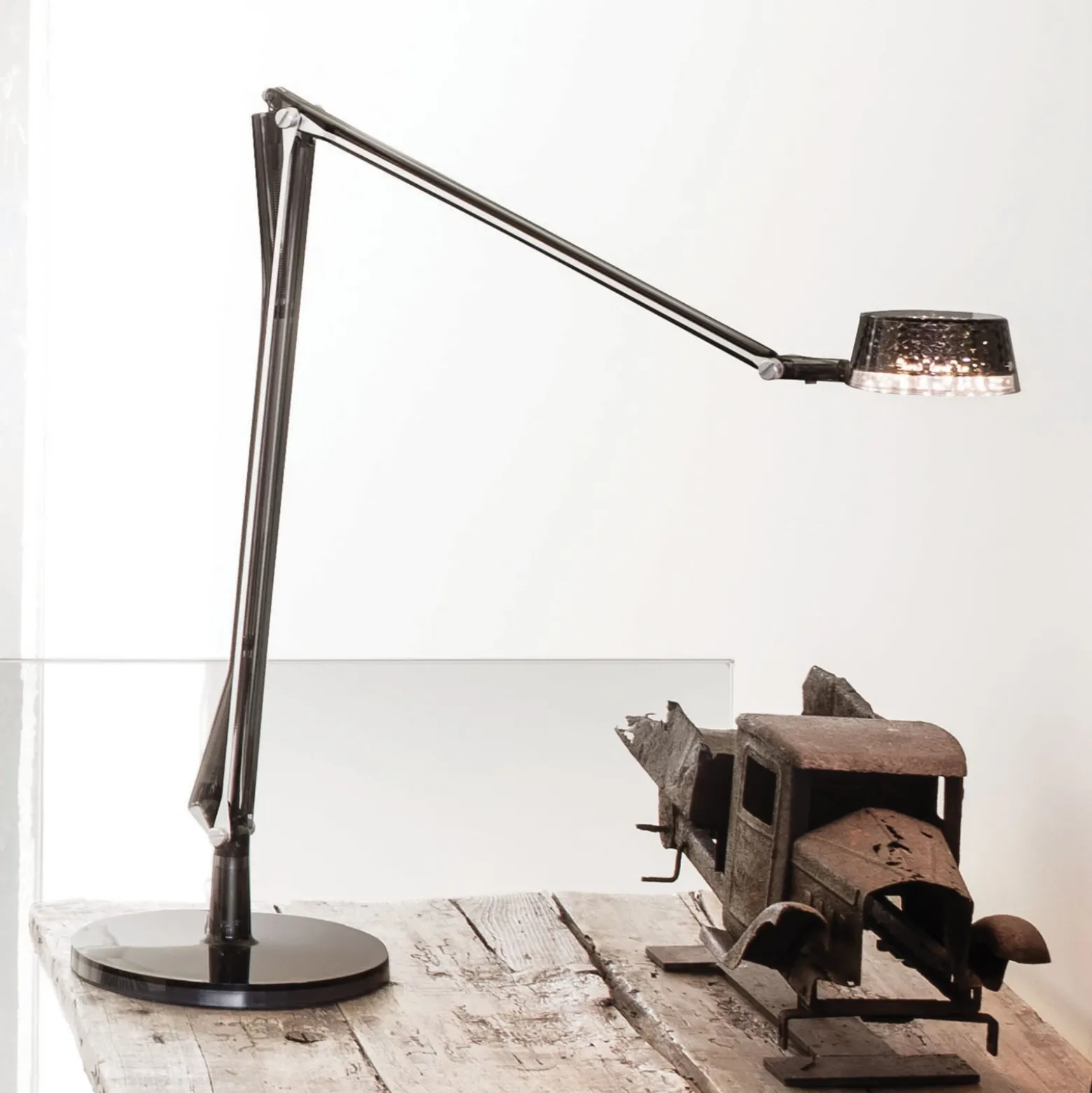 Lámpara de mesa LED Aledin Dec ajustable, ahumado