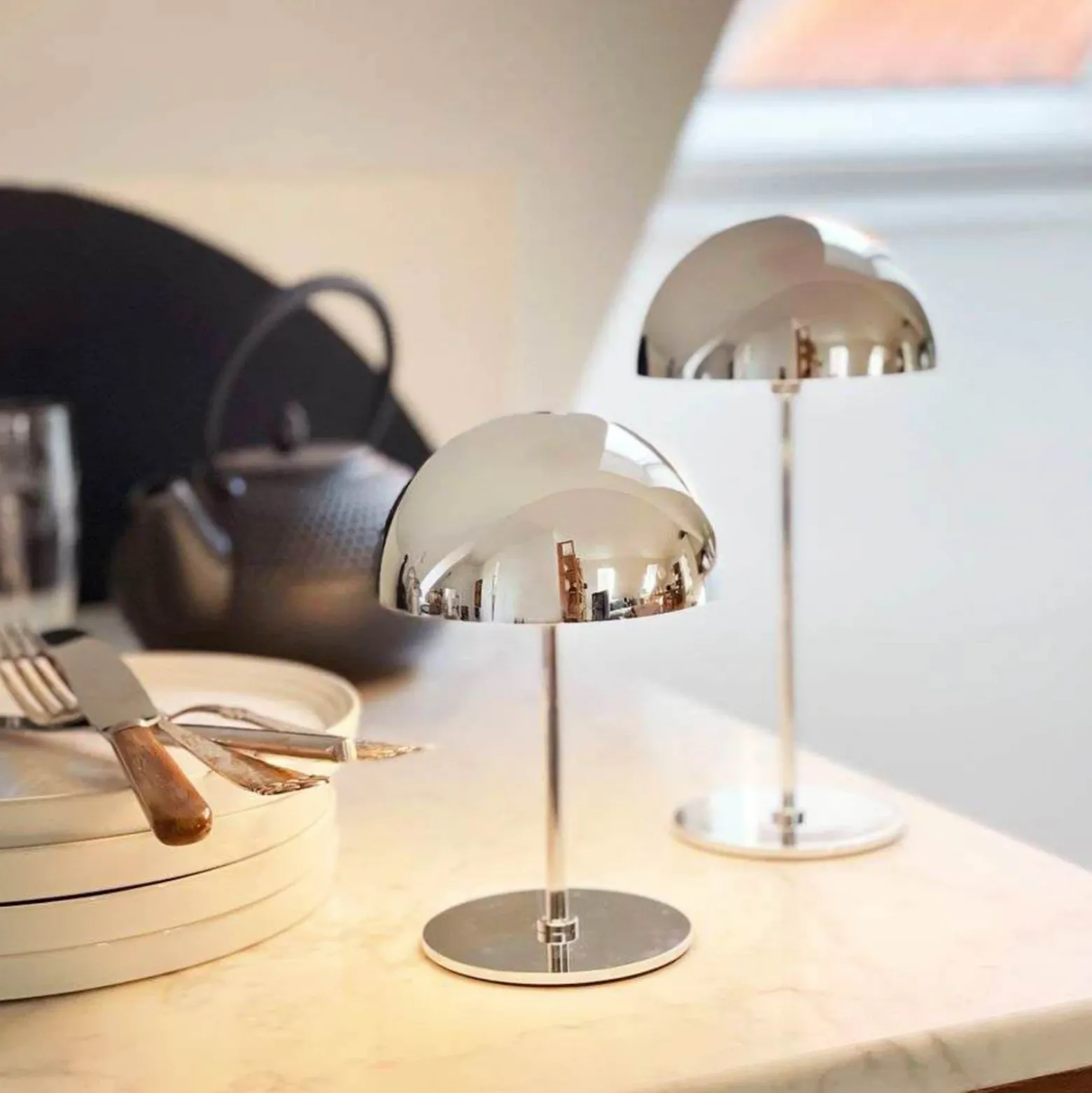Lámpara de mesa LED Along de Dyberg Larsen, cromada, juego de 2 unidades