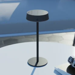 Lámpara de mesa LED con batería recargable Calex Parma, atenuable, negro