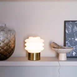 Lámpara de mesa LED Dyberg Larsen Diva, blanco/color latón