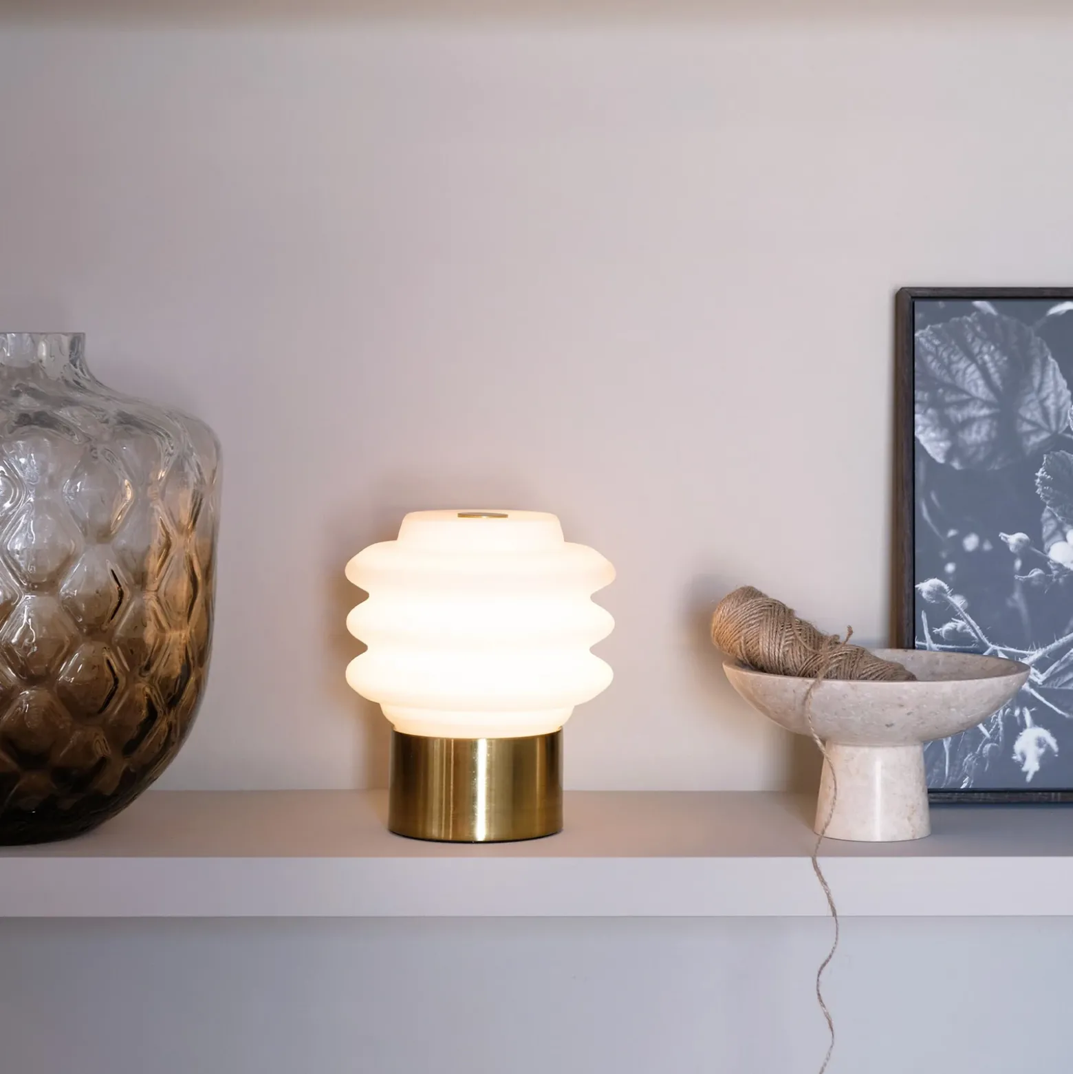 Lámpara de mesa LED Dyberg Larsen Diva, blanco/color latón