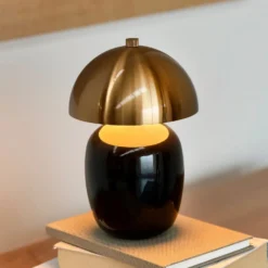 Lámpara de mesa LED Dyberg Larsen Manhatten, negro/latón