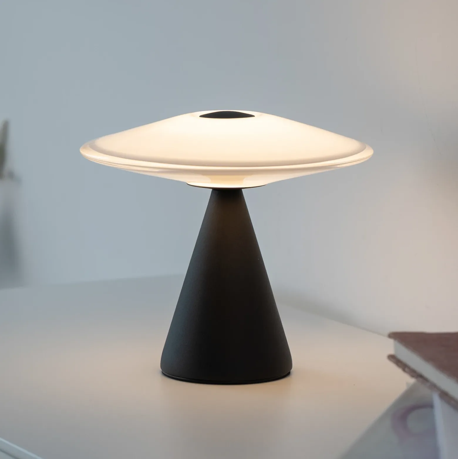 Lámpara de mesa LED Elipsa de Paul Neuhaus, blanca/negra, atenuable