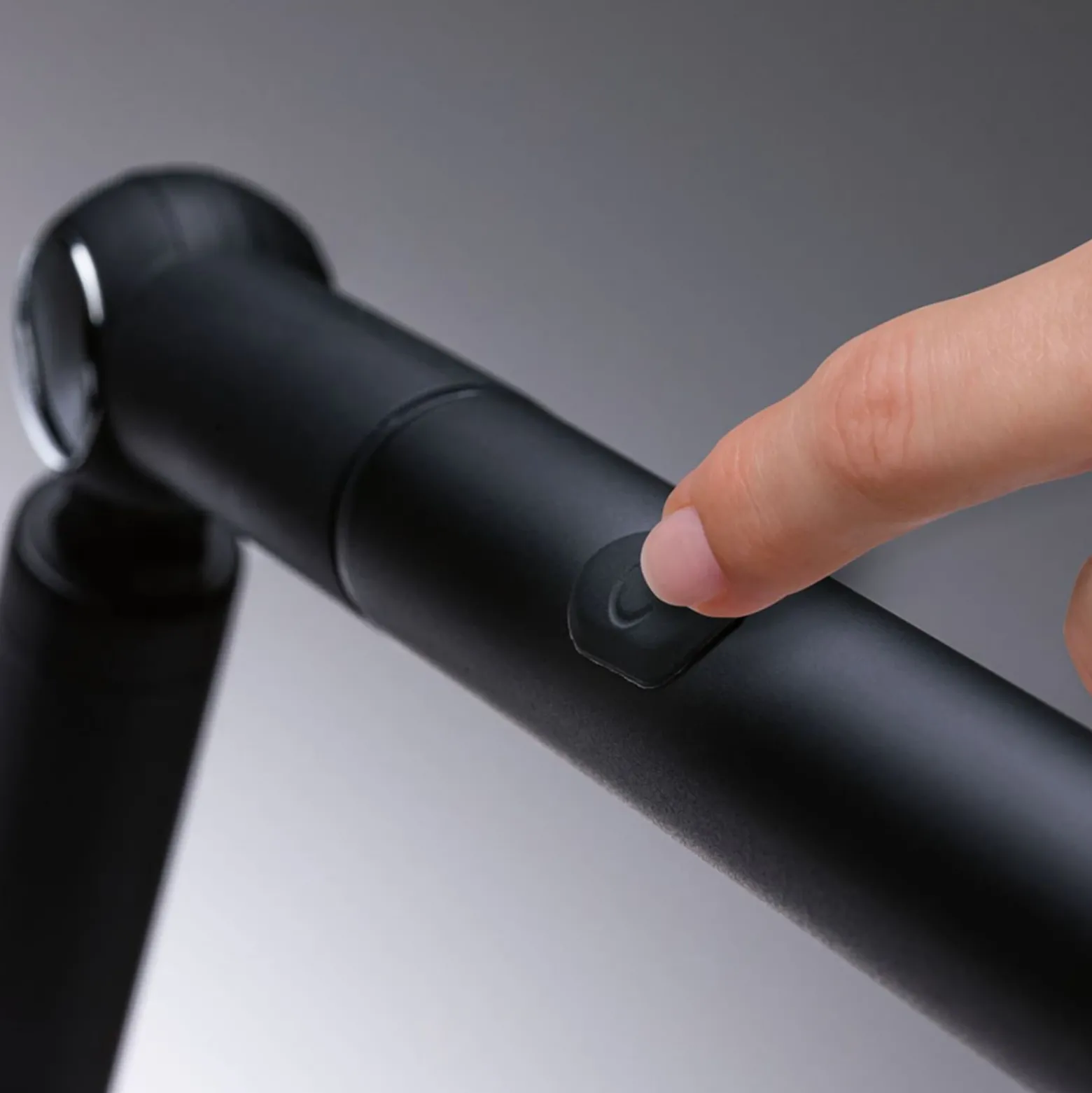 Lámpara de mesa LED FlexBar de Paulmann, negra, 36 cm, CCT