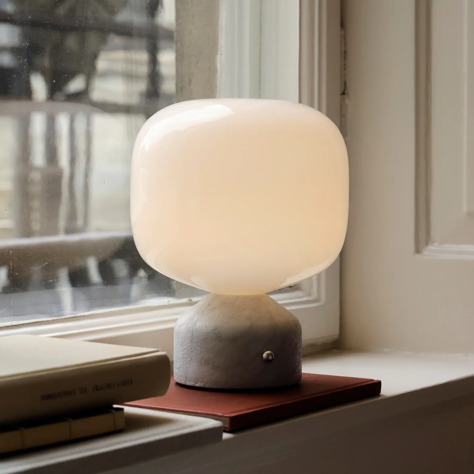 lámpara de mesa LED GEJST Meemo, mármol blanco, cristal, USB