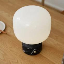 lámpara de mesa LED GEJST Meemo, mármol negro, cristal, USB