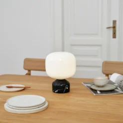 lámpara de mesa LED GEJST Meemo, mármol negro, cristal, USB
