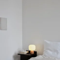 lámpara de mesa LED GEJST Meemo, mármol ámbar, cristal, USB