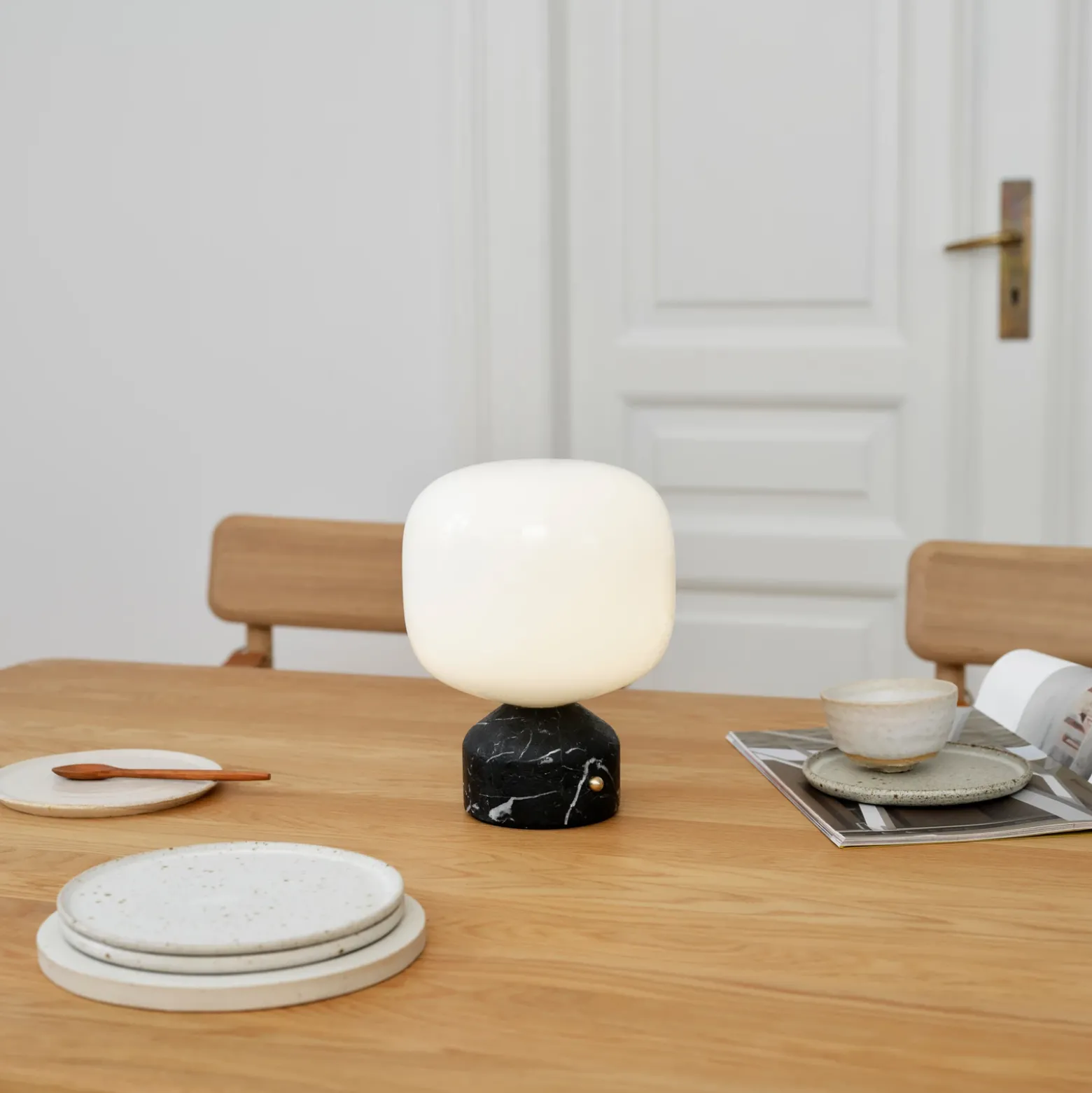 lámpara de mesa LED GEJST Meemo, mármol negro, cristal, USB