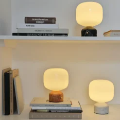 lámpara de mesa LED GEJST Meemo, mármol blanco, cristal, USB