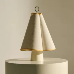 Lámpara de mesa LED Gubi Hornbæk, beige/amarillo, lona