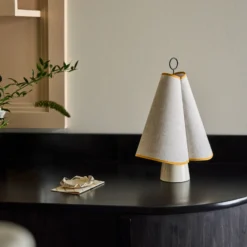 Lámpara de mesa LED Gubi Hornbæk, beige/amarillo, lona