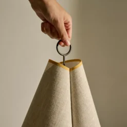 Lámpara de mesa LED Gubi Hornbæk, beige/amarillo, lona