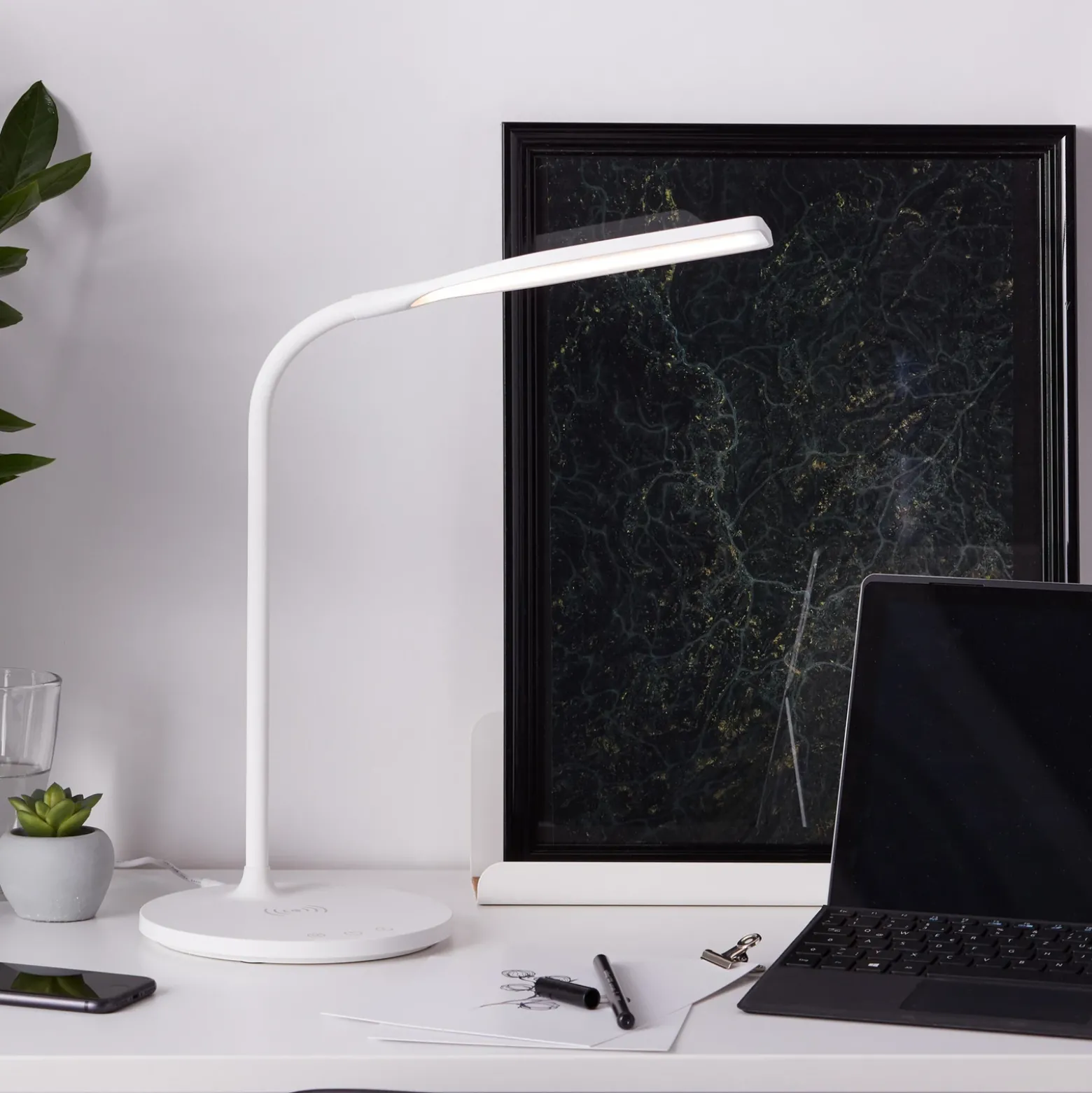 Lámpara de mesa LED Joni, blanca, altura 34 cm, CCT, atenuable