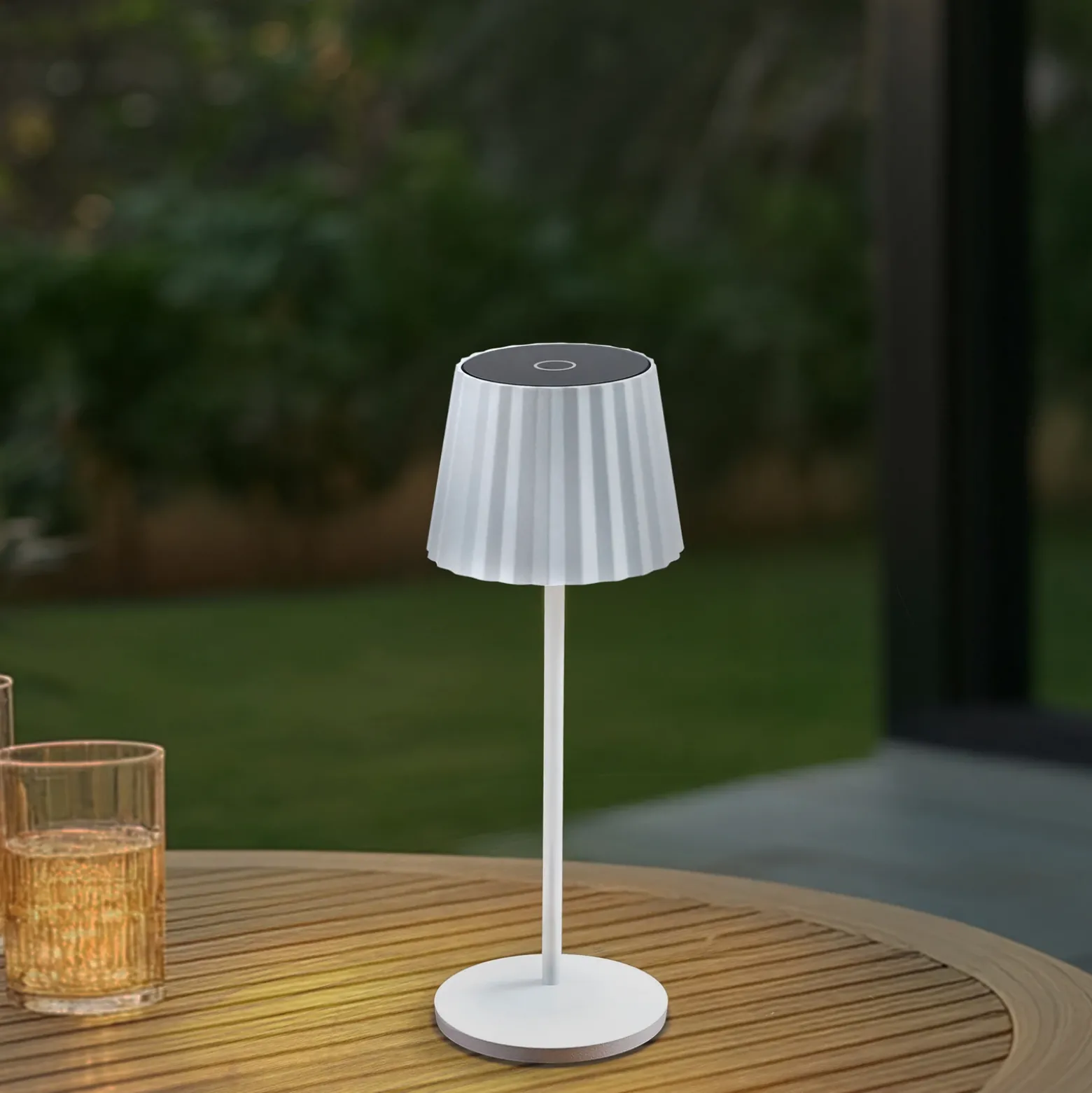 Lámpara de mesa LED Lindby Esali, blanca, ranuras, 29 cm