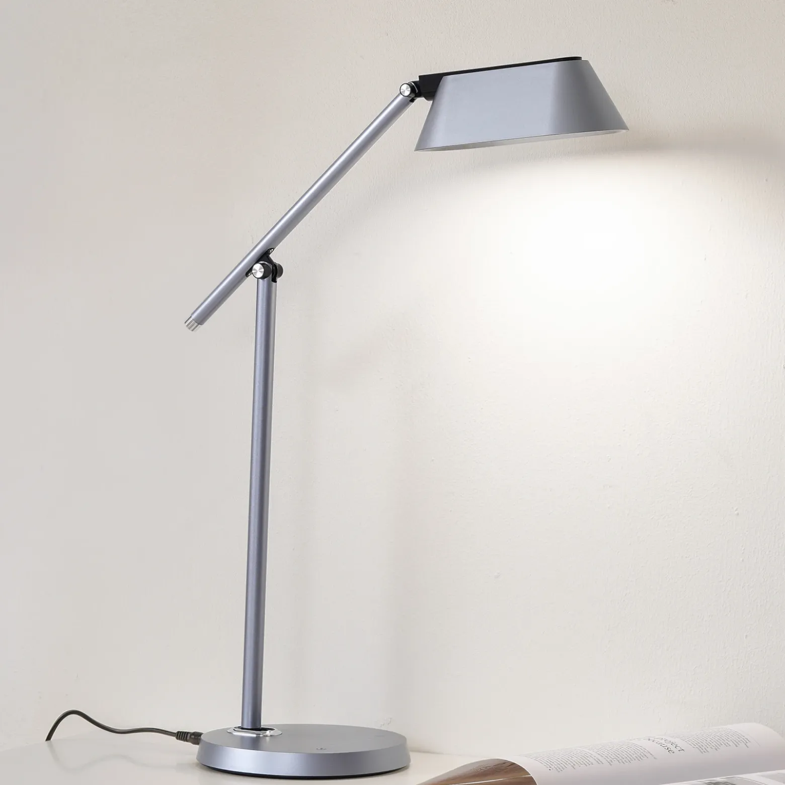 Lámpara de mesa LED Lindby Thies, gris, ABS, altura 78cm, atenuable