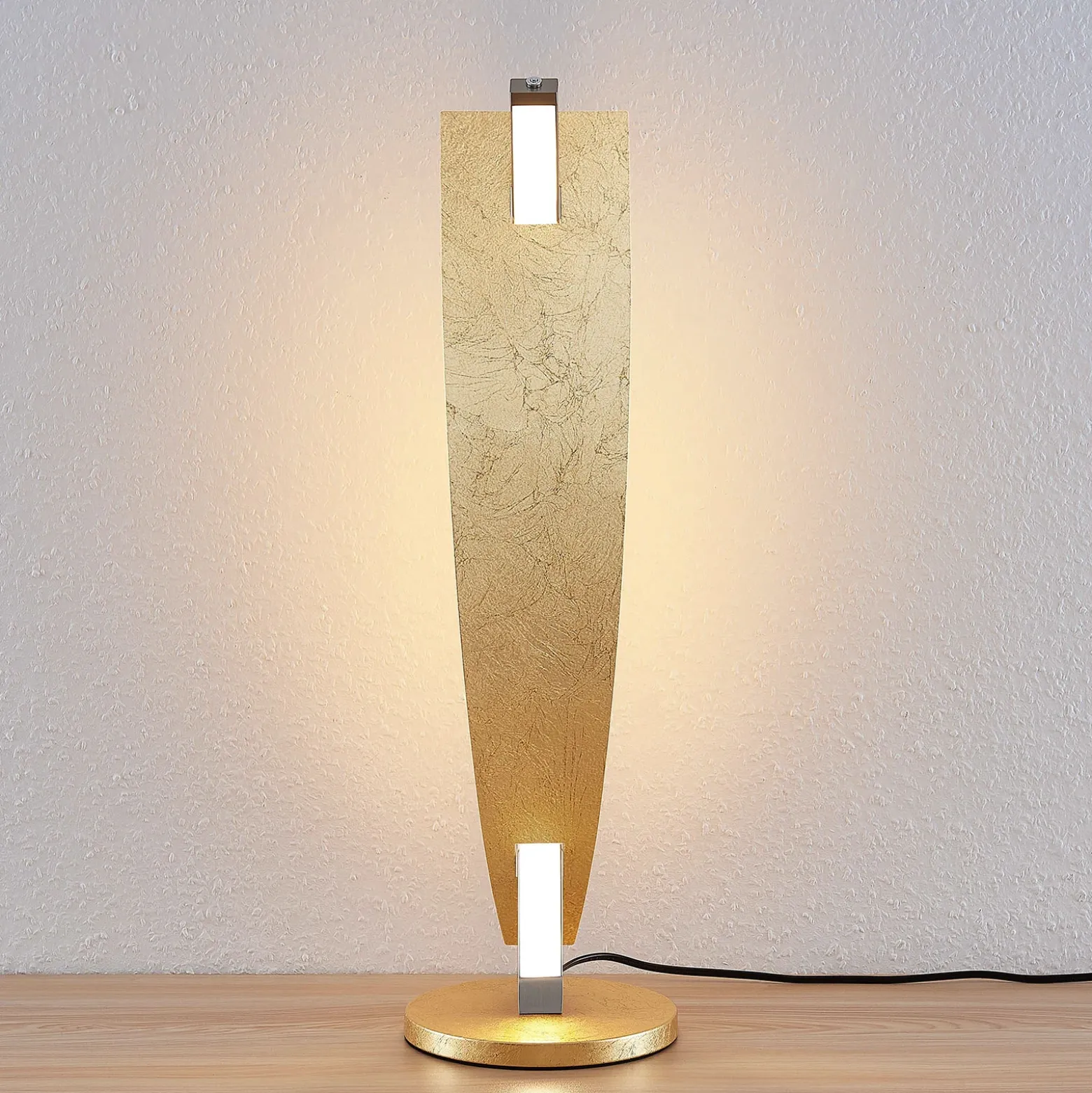 Lámpara de mesa LED Lucande Marija, dorada, atenuable, 62 cm