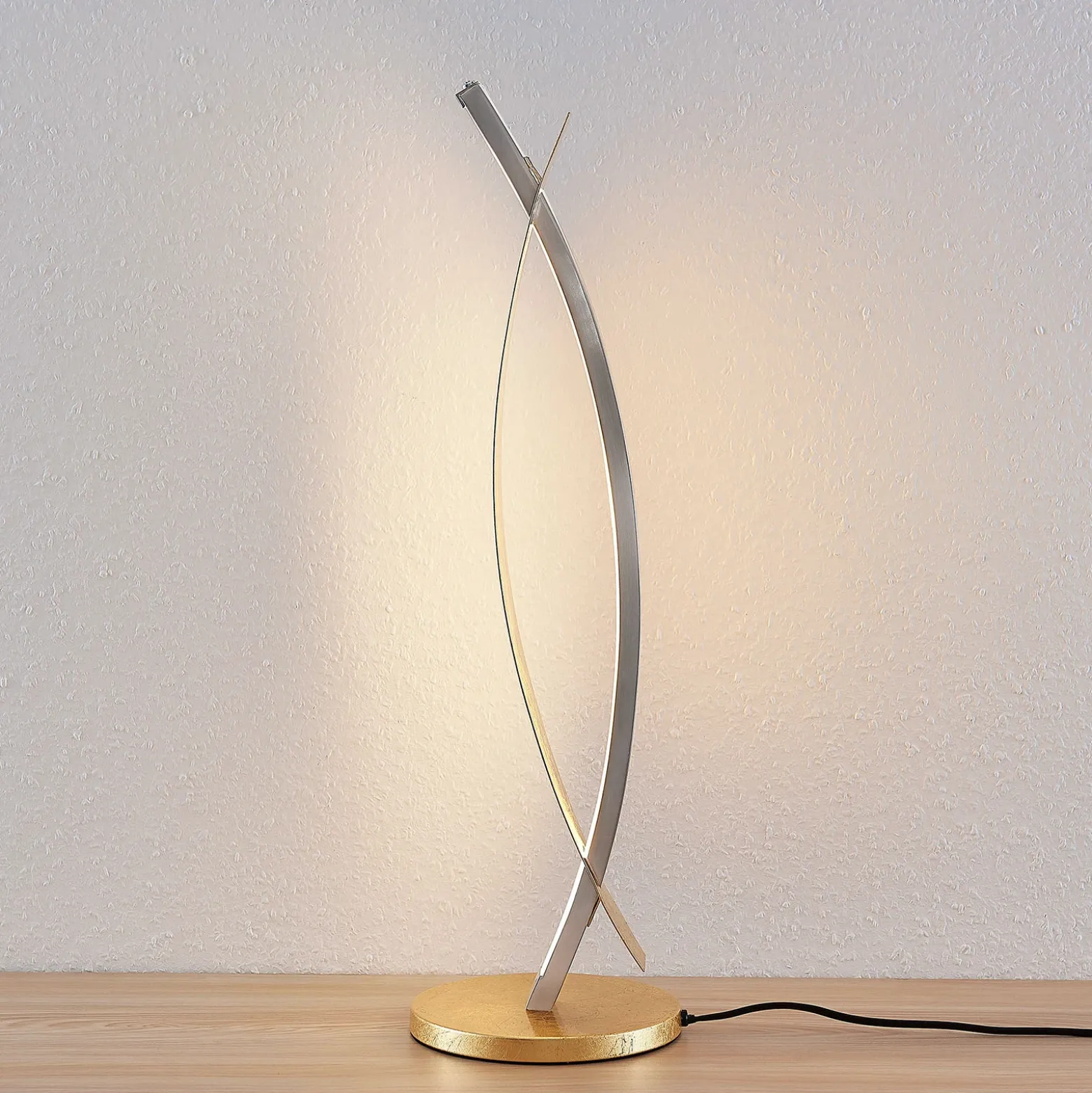 Lámpara de mesa LED Lucande Marija, dorada, atenuable, 62 cm
