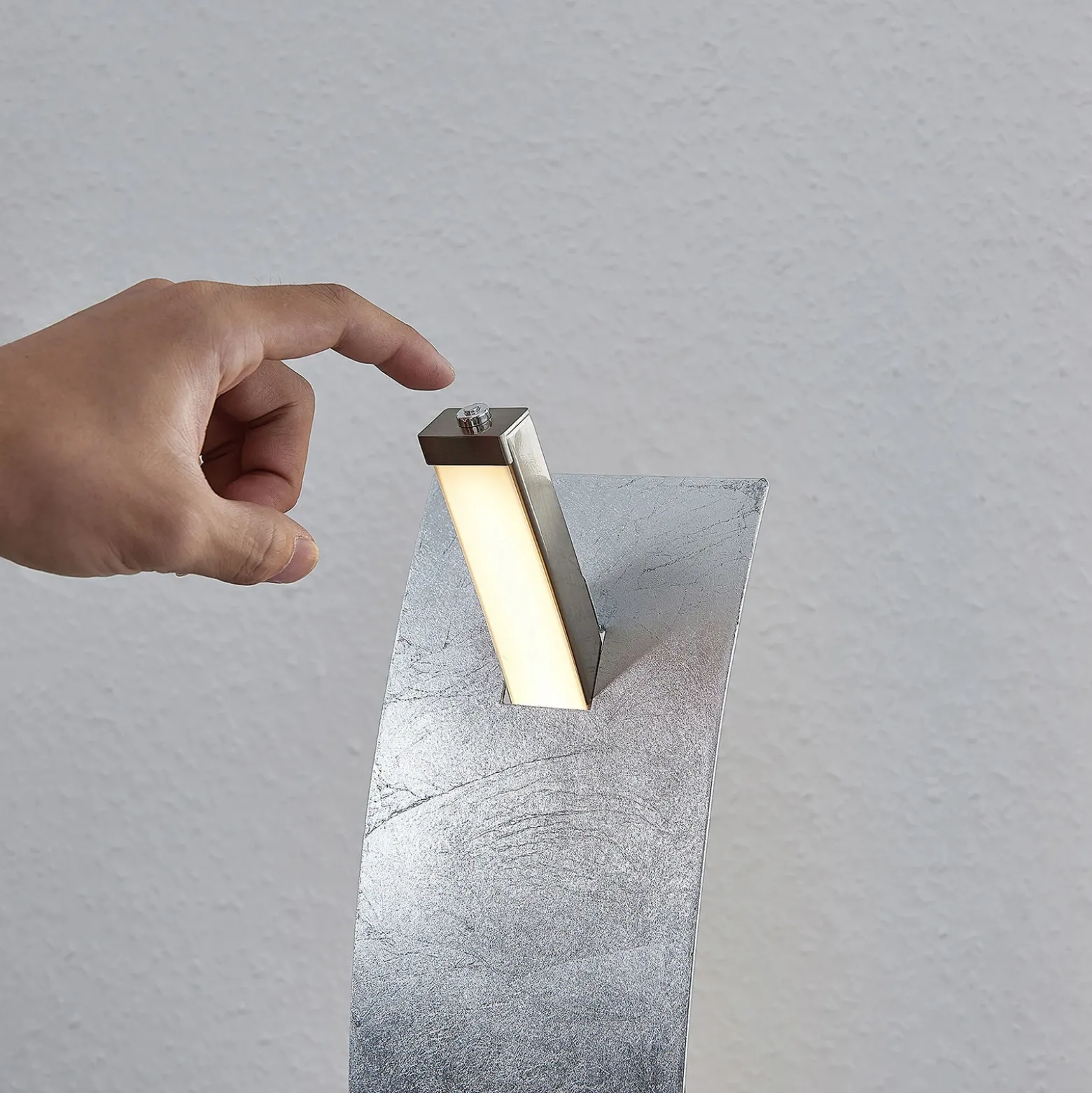 Lámpara de mesa LED Lucande Marija, color plata, atenuable, 62 cm