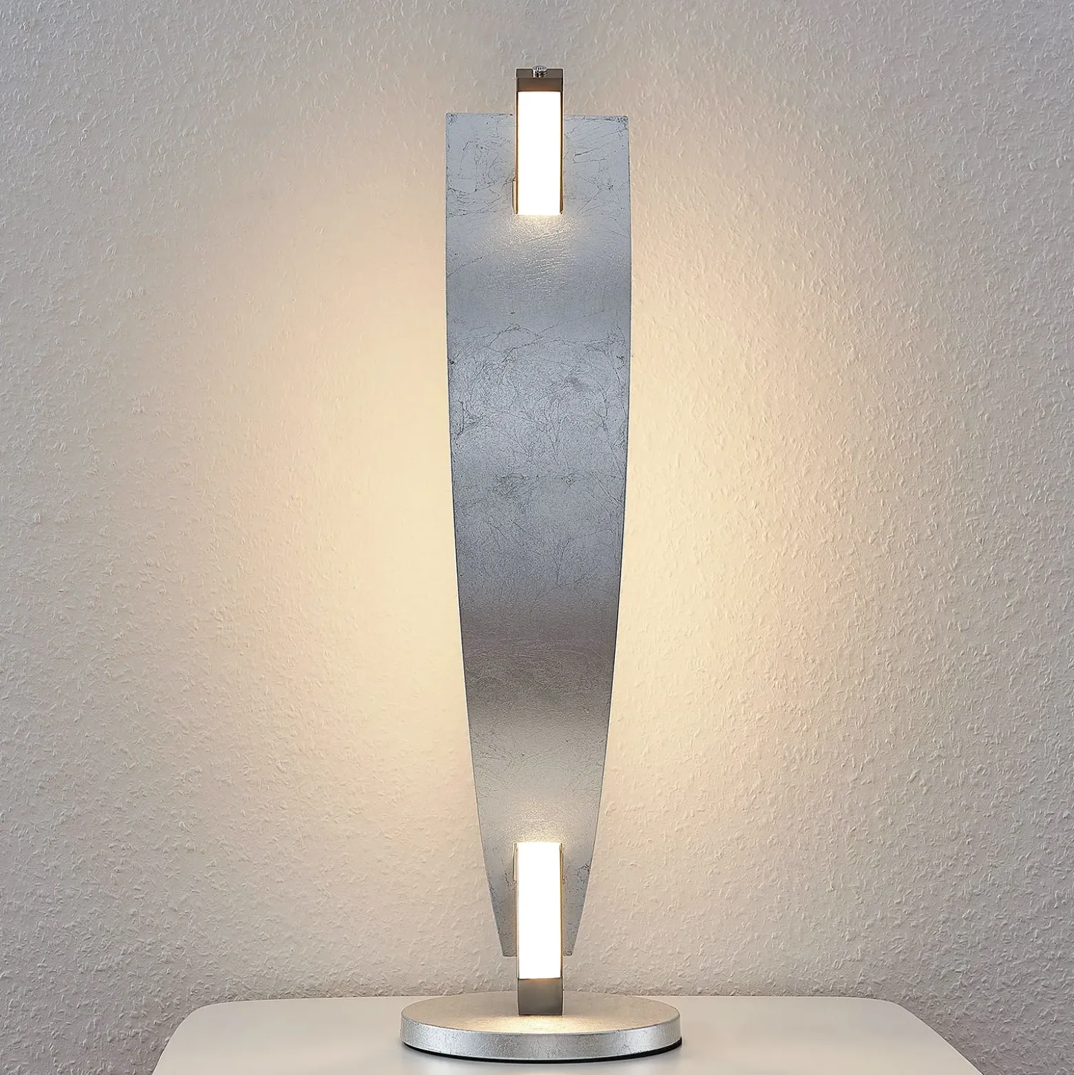 Lámpara de mesa LED Lucande Marija, color plata, atenuable, 62 cm