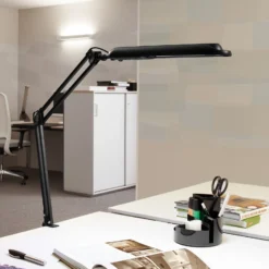 Lámpara de mesa LED MAULatlantic, negra, altura 38 cm, base con pinza