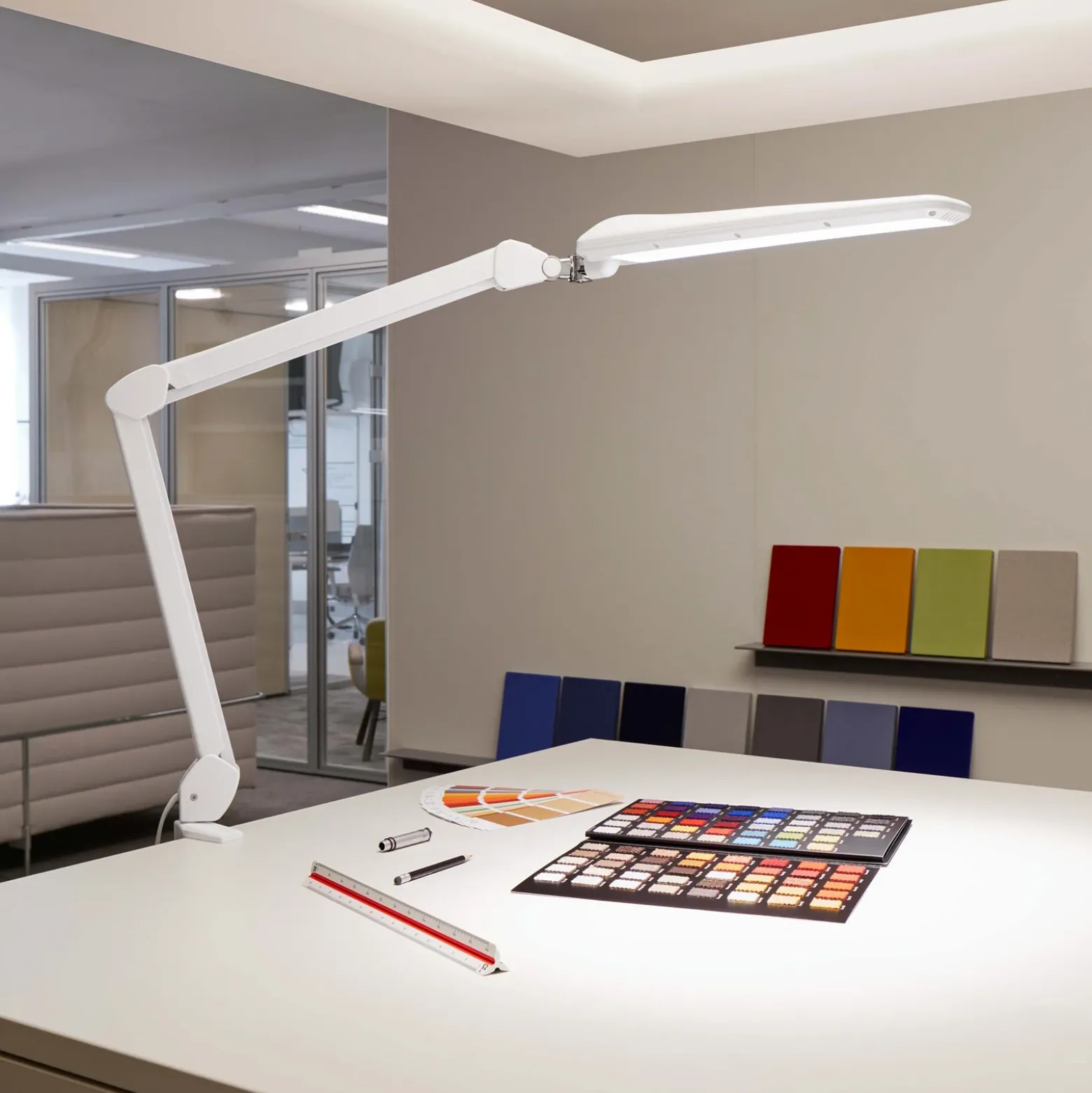 Lámpara de mesa LED MAULcraft, blanca, 52 cm, base con pinza, atenuable