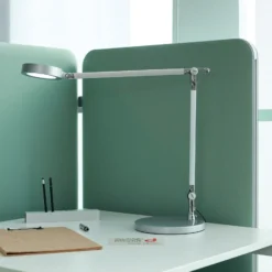Lámpara de mesa LED MAULgrace, color plata, 37 cm, atenuable, CCT