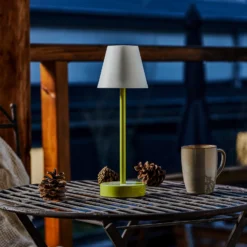 Lámpara de mesa LED Newgarden Lola Slim con batería, color lima