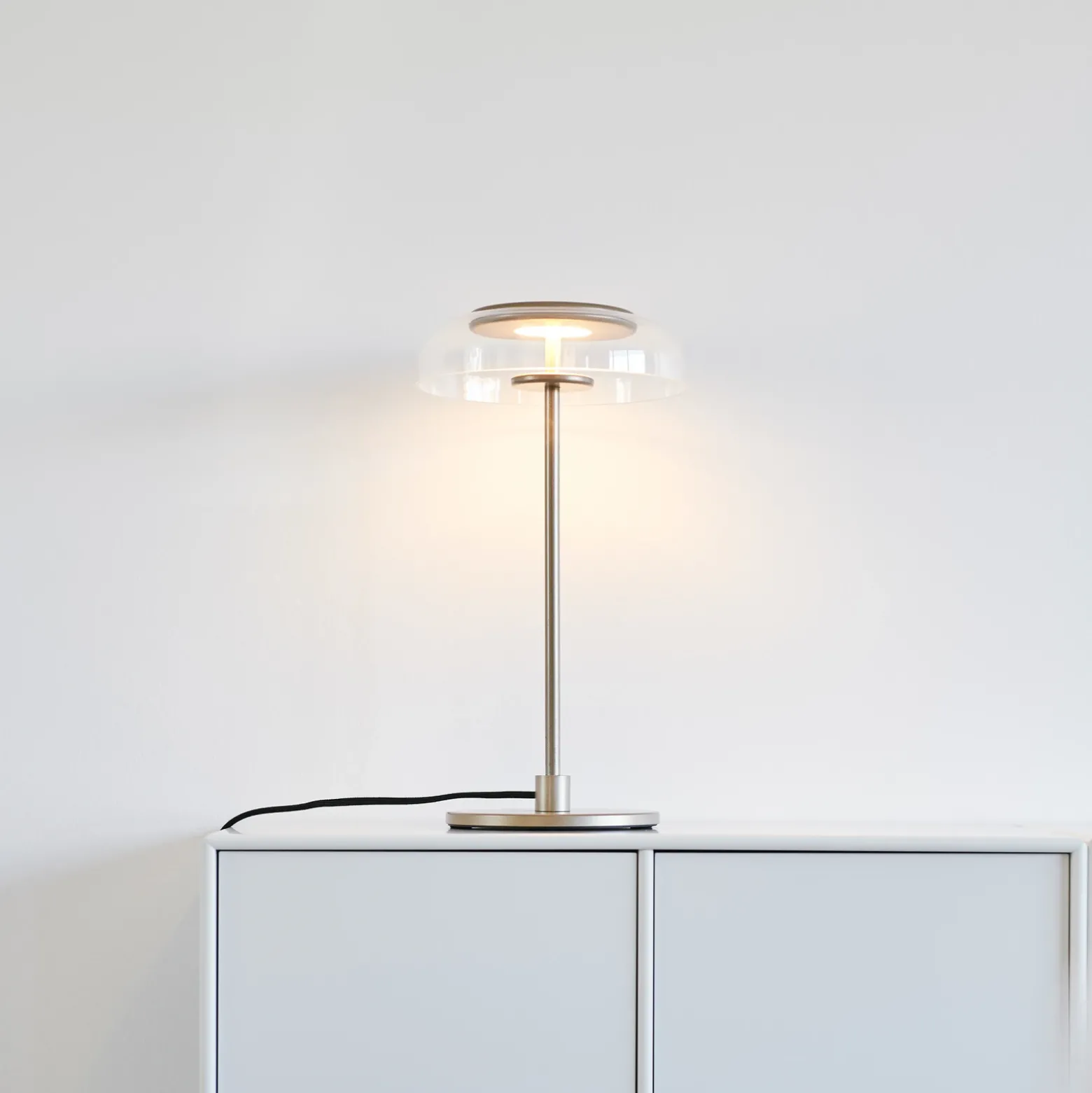 Lámpara de mesa LED Nuura Blossi, altura 43 cm, dorada/transparente
