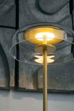 Lámpara de mesa LED Nuura Blossi, altura 43 cm, dorada/transparente