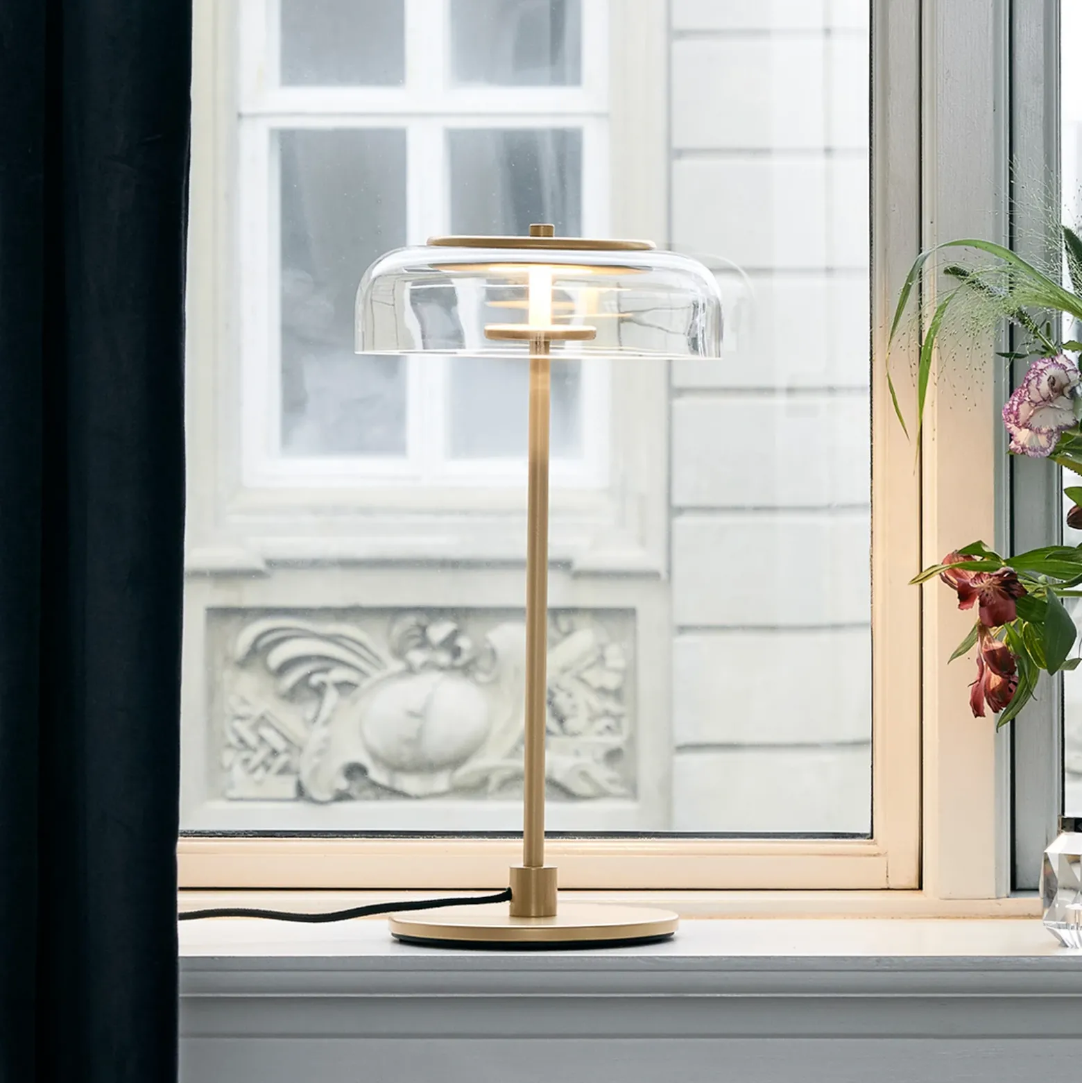 Lámpara de mesa LED Nuura Blossi, altura 43 cm, dorada/transparente