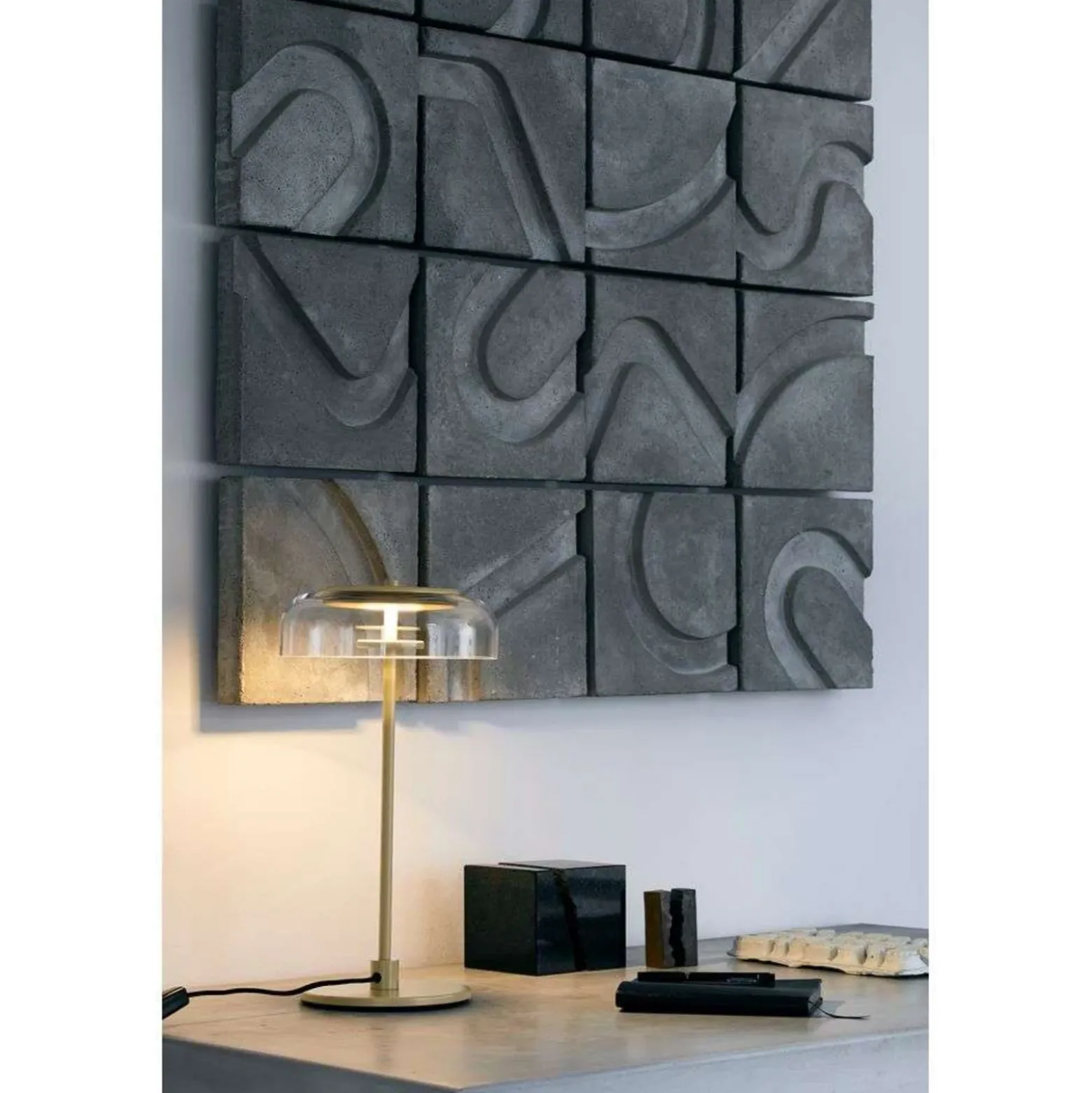 Lámpara de mesa LED Nuura Blossi, altura 43 cm, dorada/transparente