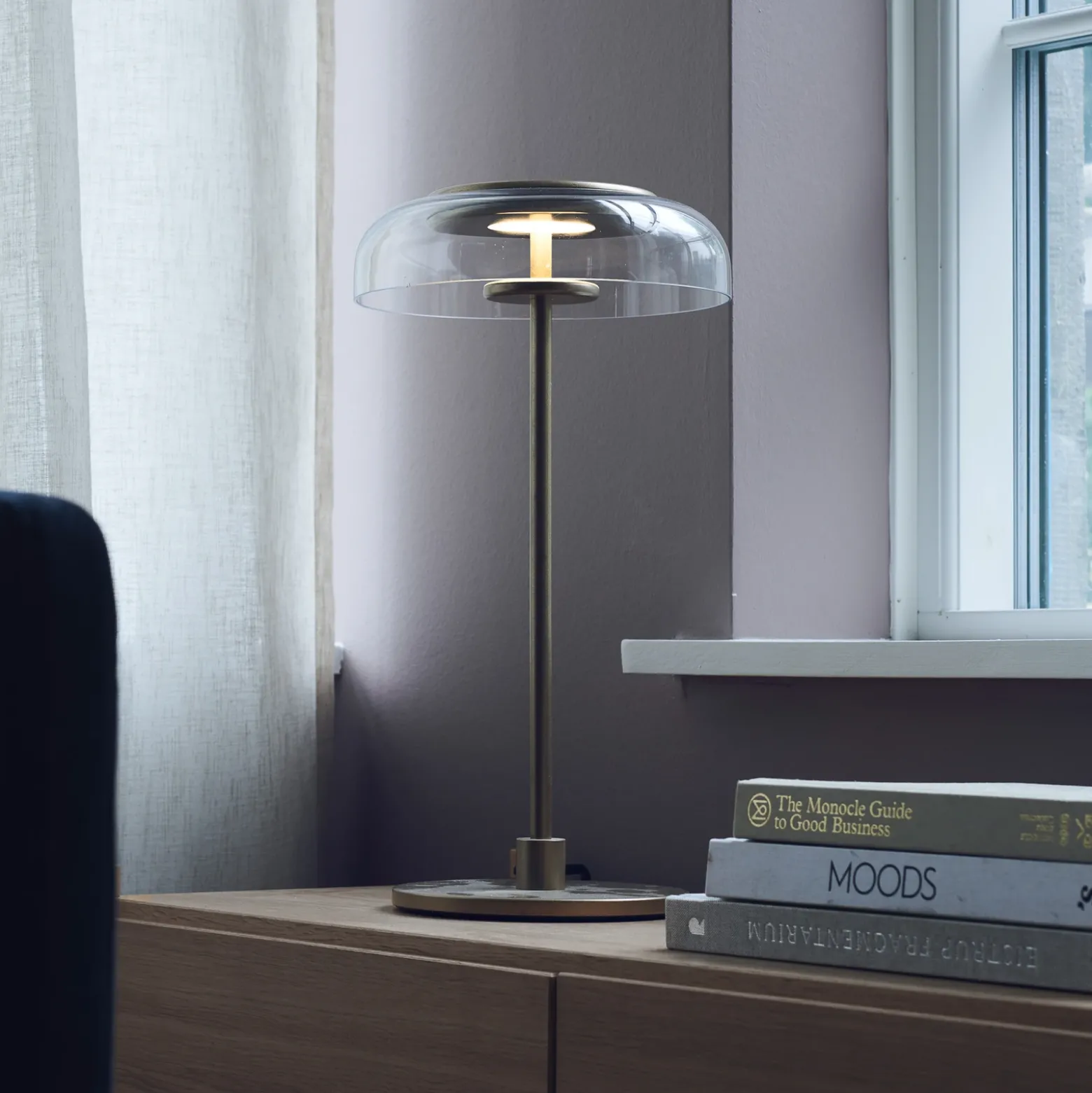 Lámpara de mesa LED Nuura Blossi, altura 43 cm, dorada/transparente
