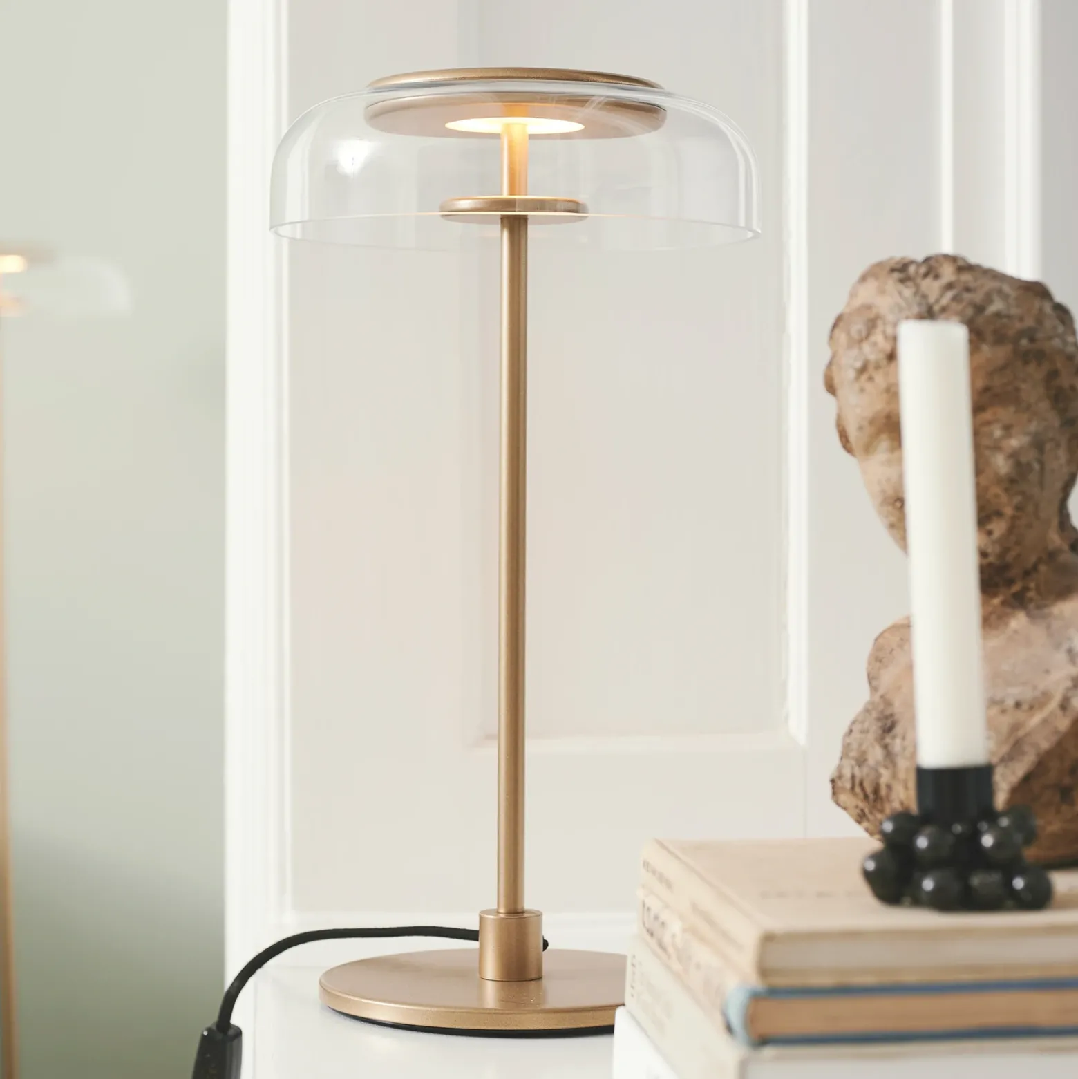Lámpara de mesa LED Nuura Blossi, altura 43 cm, dorada/transparente
