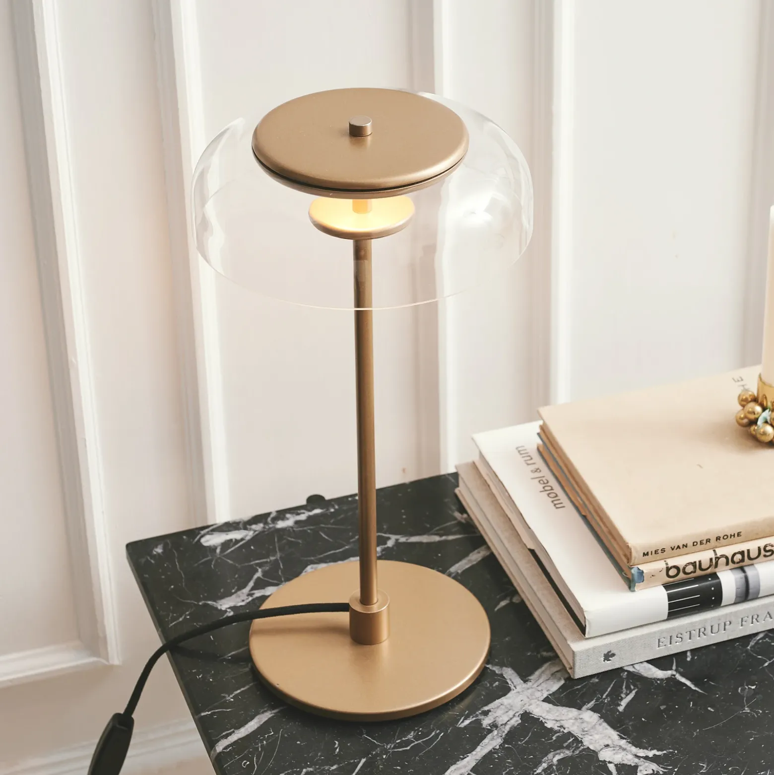 Lámpara de mesa LED Nuura Blossi, altura 43 cm, dorada/transparente