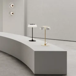 Lámpara de mesa LED Nuura Blossi, altura 43 cm, dorada/transparente