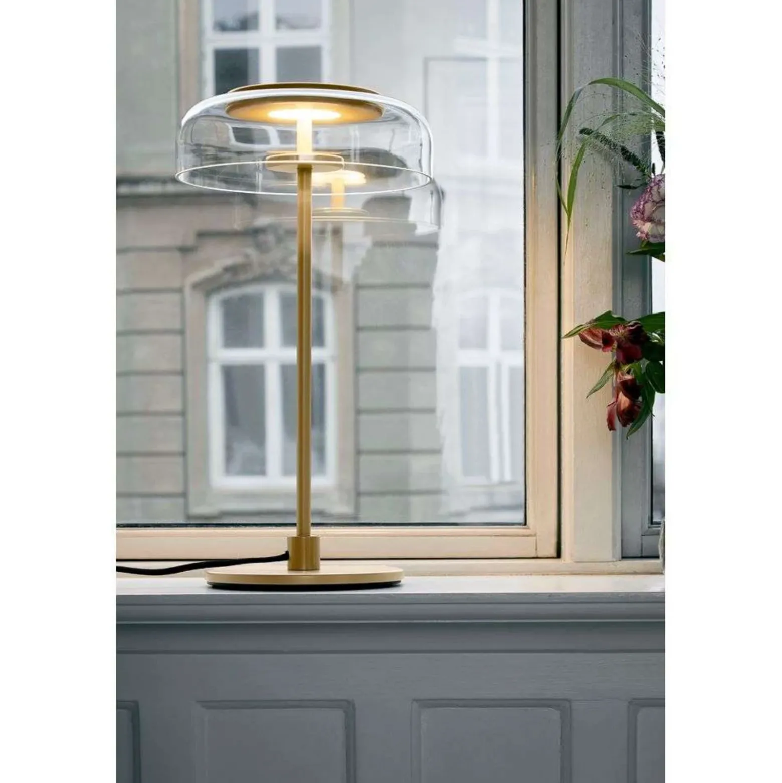 Lámpara de mesa LED Nuura Blossi, altura 43 cm, dorada/transparente