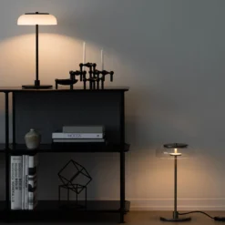 Lámpara de mesa LED Nuura Blossi, altura 43 cm, dorada/transparente