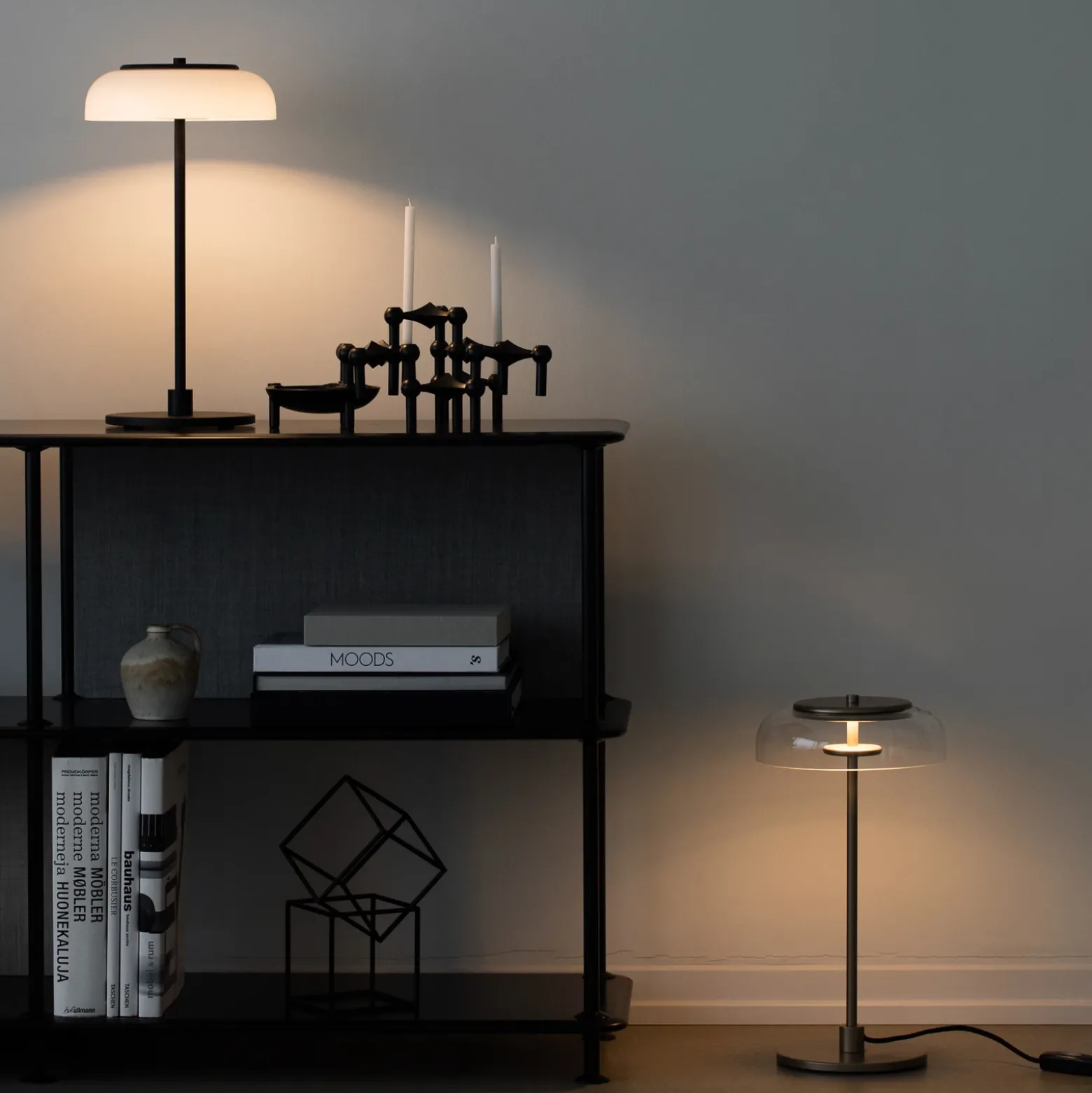 Lámpara de mesa LED Nuura Blossi, altura 43 cm, dorada/transparente