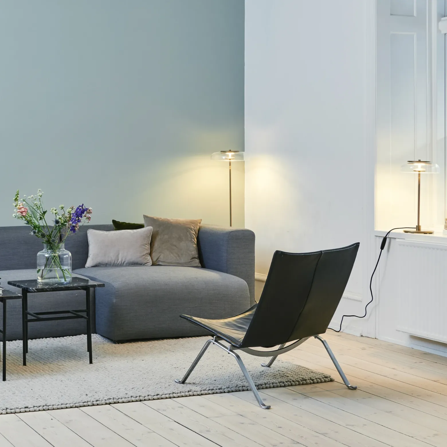 Lámpara de mesa LED Nuura Blossi, altura 43 cm, dorada/transparente