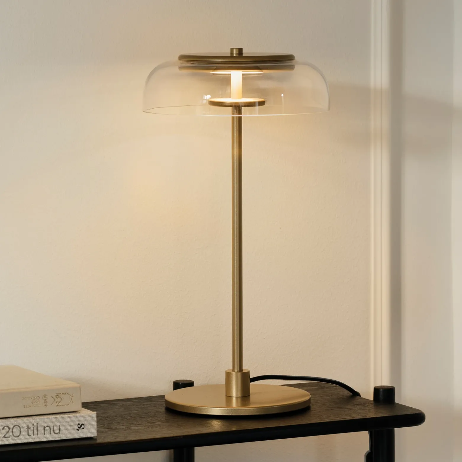 Lámpara de mesa LED Nuura Blossi, altura 43 cm, dorada/transparente