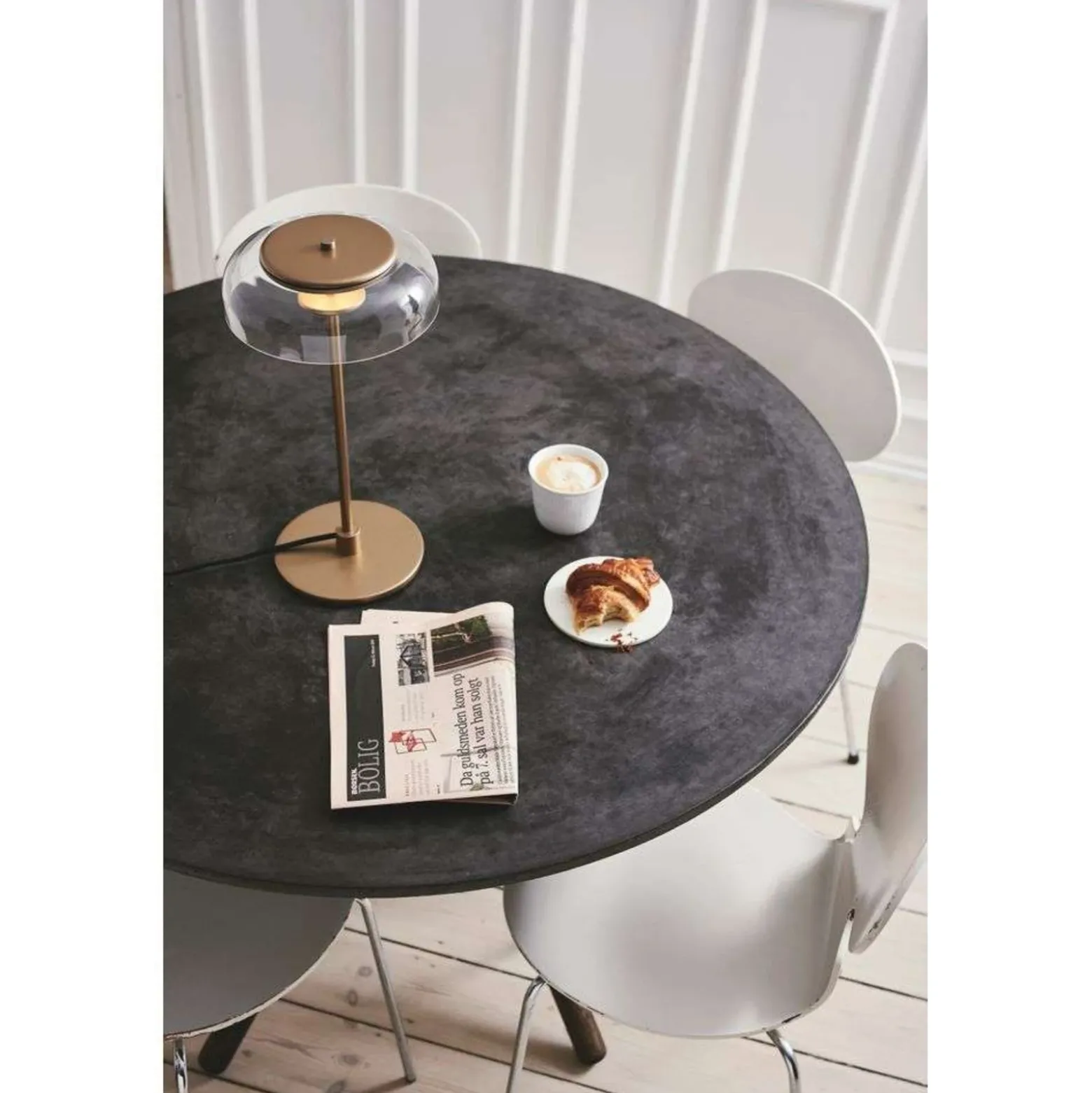 Lámpara de mesa LED Nuura Blossi, altura 43 cm, dorada/transparente