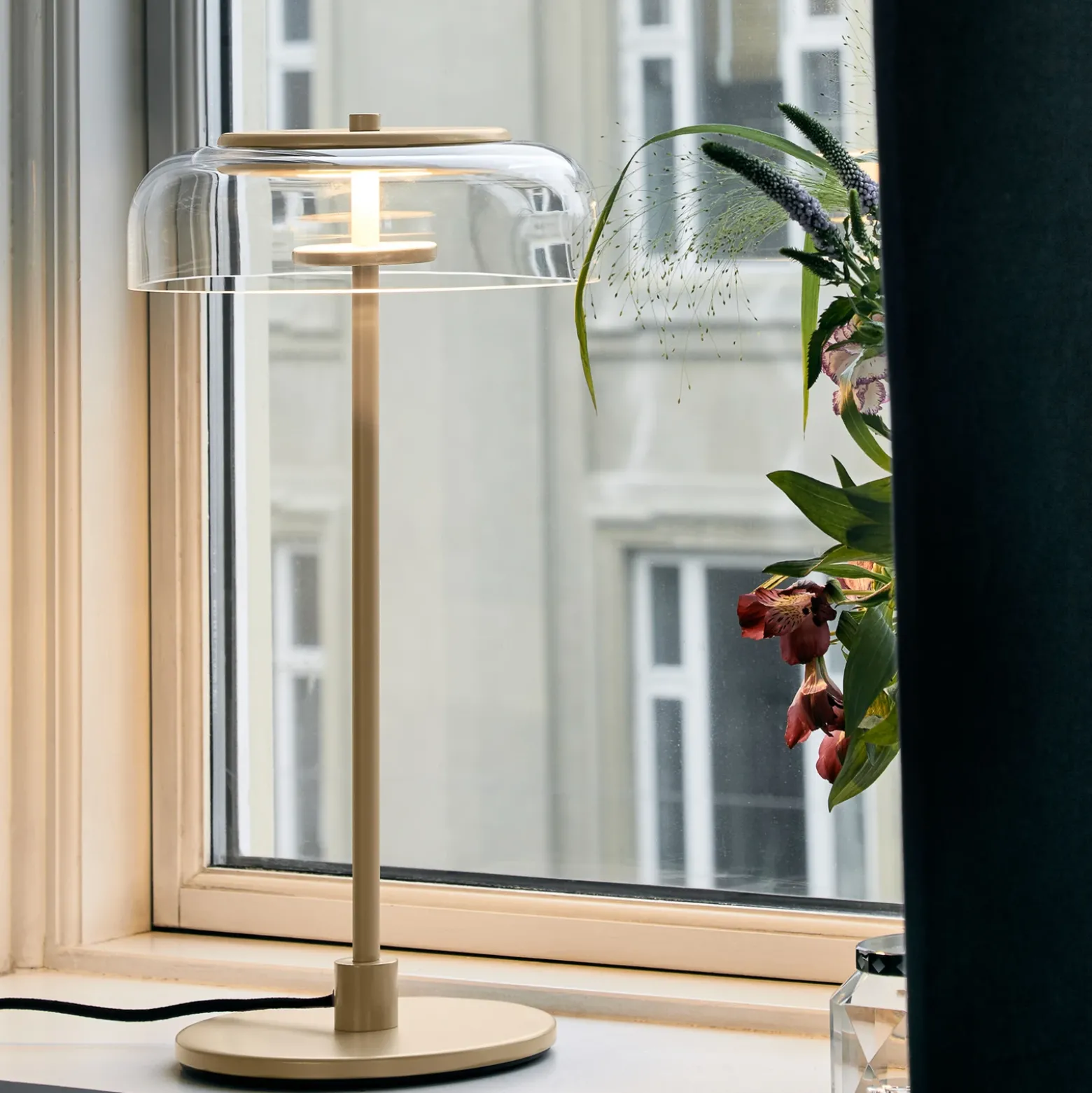 Lámpara de mesa LED Nuura Blossi, altura 43 cm, dorada/transparente