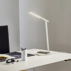 Lámpara de mesa LED Orbit con inducción plateada