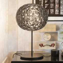 Lámpara de mesa LED Planet, atenuador, ahumado