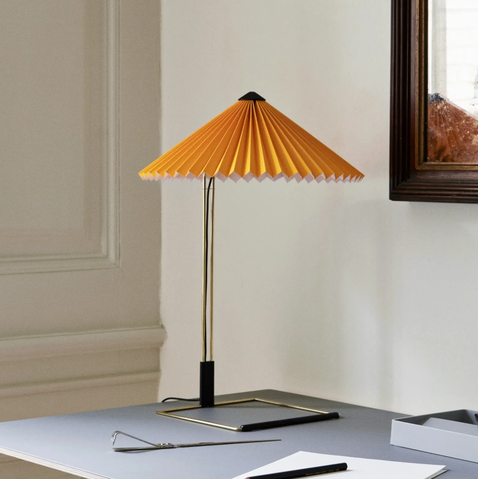 Lámpara de mesa LED plisada HAY Matin 380, amarilla